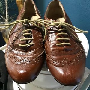Wingtip flat oxfords